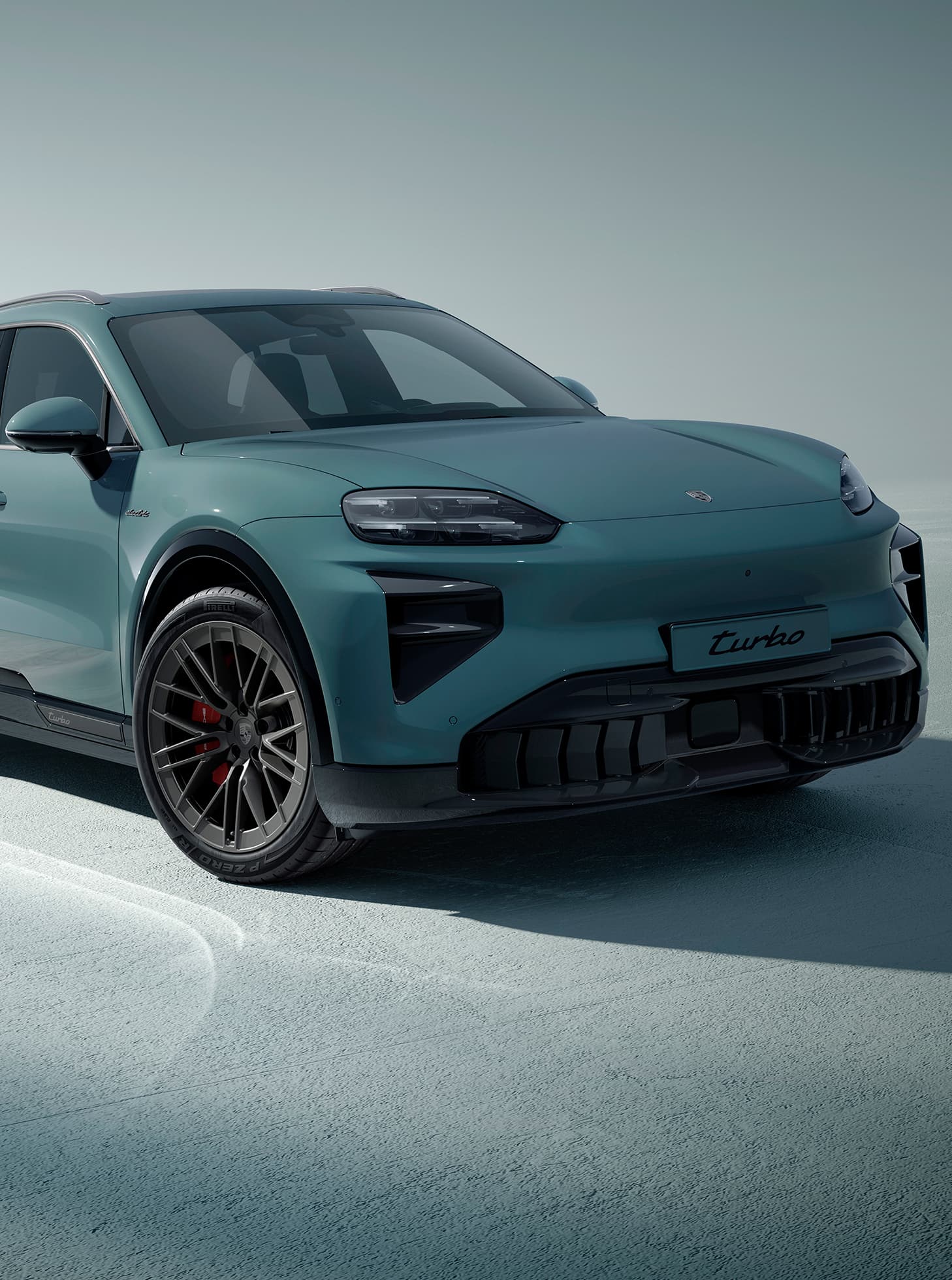 Un Porsche Cayenne qui roule sur une route ouverte.