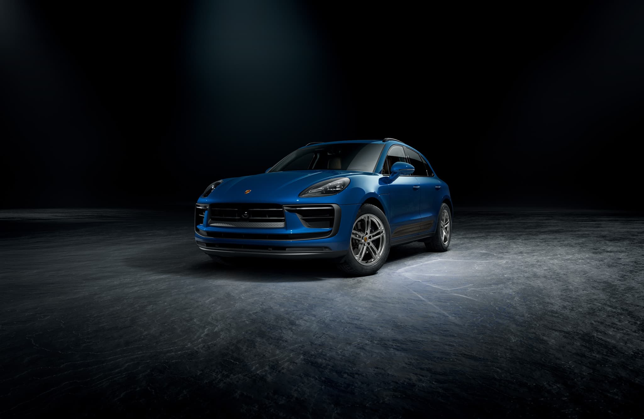 Une Porsche Macan circulant sur une route ouverte.